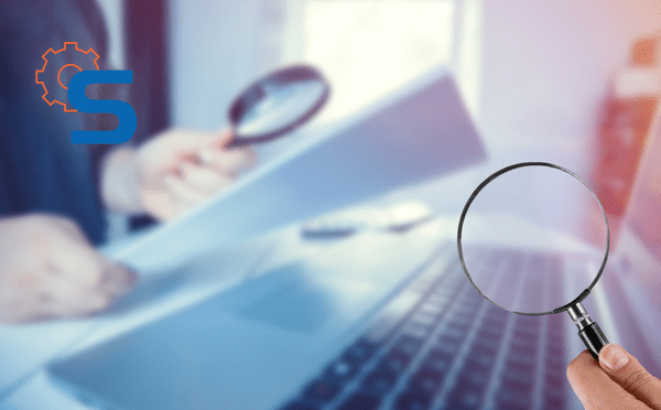 Imagem de fundo com pessoa buscando algo com lupa em frente ao computador e uma lupa do lado direito da imagem, dando alusão a busca online