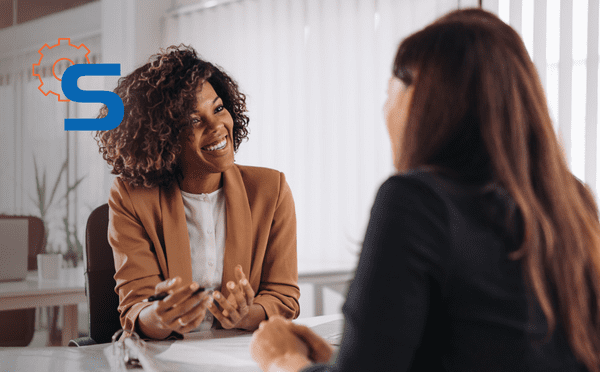 Duas mulheres conversando, onde uma está prestando um serviço de consultoria empresarial para outra.